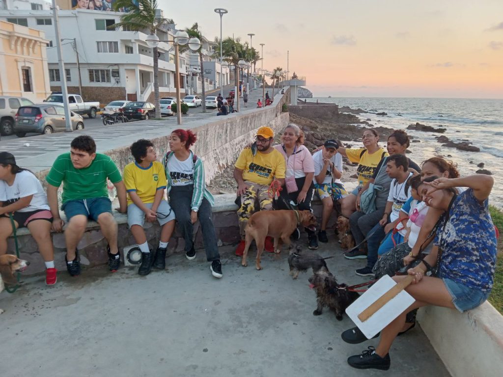 Kiki DOG Walking y su Hermos Labor de Apoyo a Niños de Mazatlán 2022 2