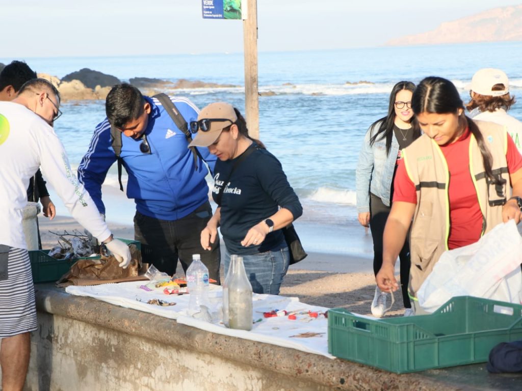 Gobierno Municipal inicia el año en defensa del medio ambiente con limpieza de playa 2022 1