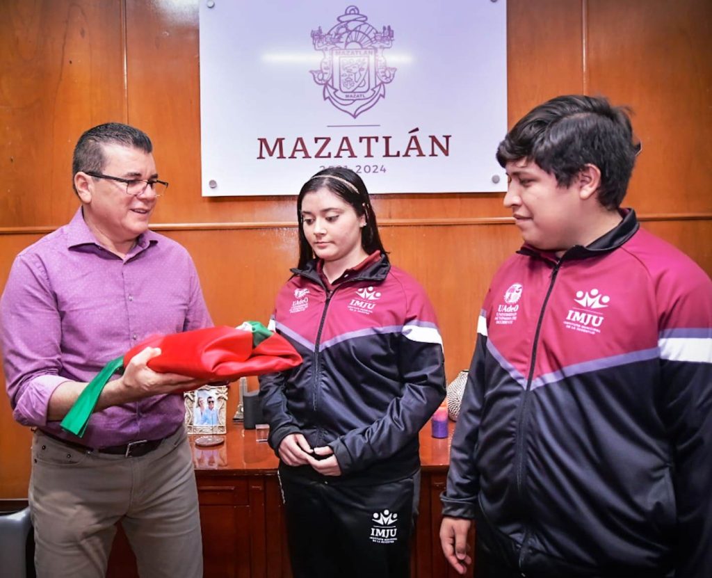 Abandera Alcalde Edgar González a equipo mazatleco que participará en Infomatrix 2023, en Chile 1