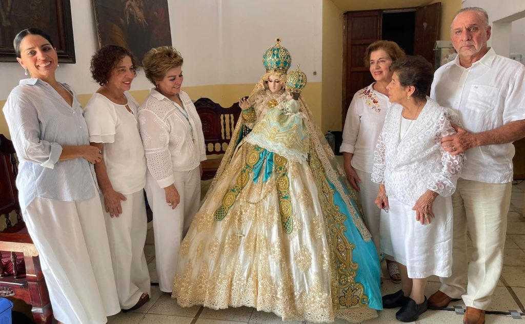 Familia Rivera Valenzuela Donante Vestuario de la Virgen del Rosario Sinaloa México 2023 2