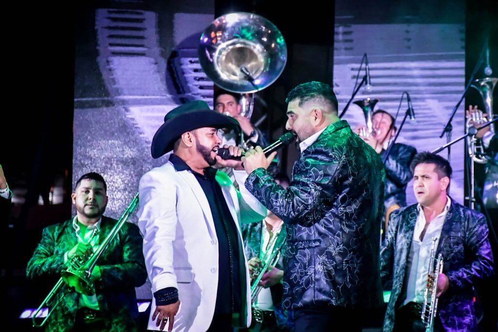 La Original Banda El Limón pone a Bailar a miles de Carnavaleros en el Tradicional Baile de Lunes de Carnaval en Mazatlán 1