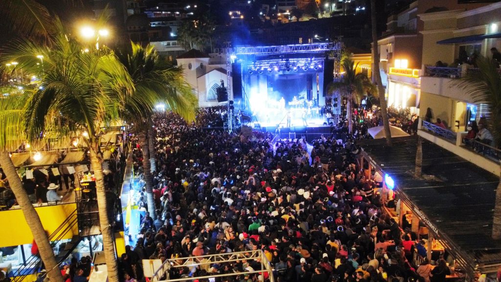 La Original Banda El Limón pone a Bailar a miles de Carnavaleros en el Tradicional Baile de Lunes de Carnaval en Mazatlán 2