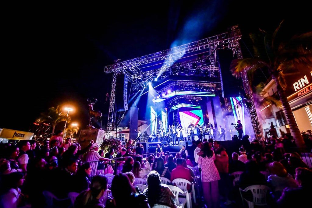 La Original Banda El Limón pone a Bailar a miles de Carnavaleros en el Tradicional Baile de Lunes de Carnaval en Mazatlán 6