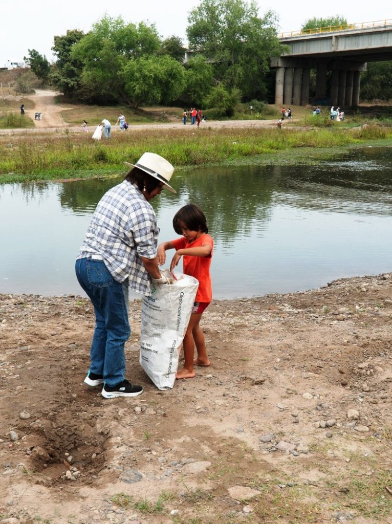 En el Marco del Día Mundial de la Defensa de los Ríos; Decenas de Mazatlecos recolectan Media Tonelada de Basura en el Río Presidio 2024 1