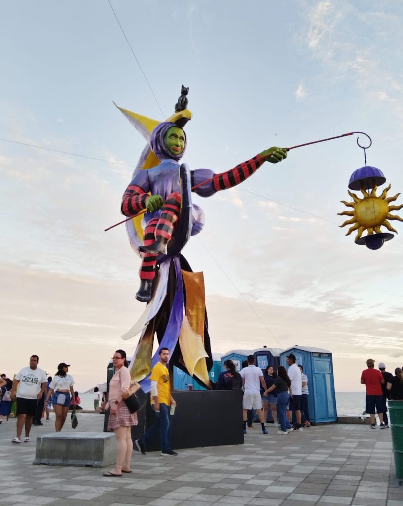 Cultura Mazatlán adorna el malecón con cinco monigotes con temáticas del Eclipse Total Solar que impactará Mazatlán este 8 de abril de 2024 1