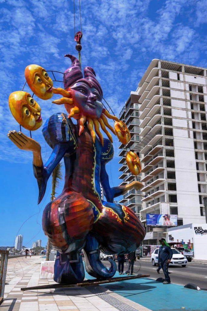 Cultura Mazatlán adorna el malecón con cinco monigotes con temáticas del Eclipse Total Solar que impactará Mazatlán este 8 de abril de 2024 2