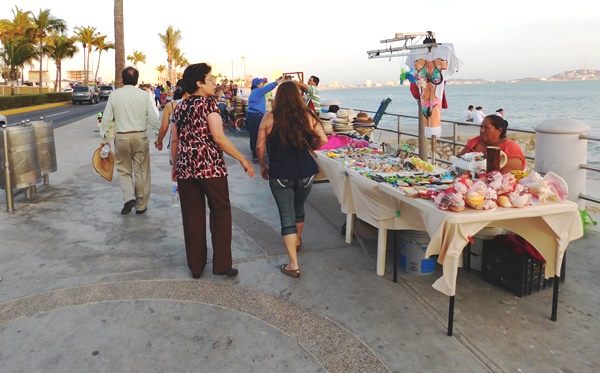 Comercio Informal en Mazatlán un Peligro a Turistas