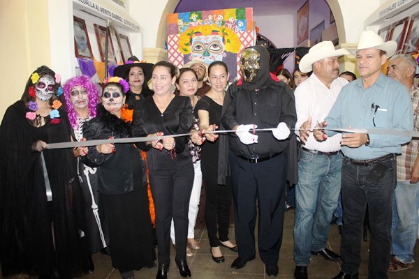 Llevan a cabo demostración de Catrinas y Altares en la Casa de la Cultura en Sinaloa de Leyva