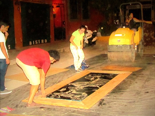 Demostración pública de la impresión de pendones con la técnica de aplanadora sobre madera