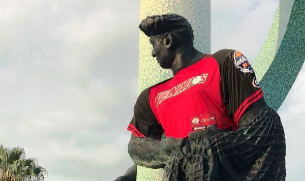 Intervienen la desnudez del monumento al pescador con camiseta de los Venados 2017