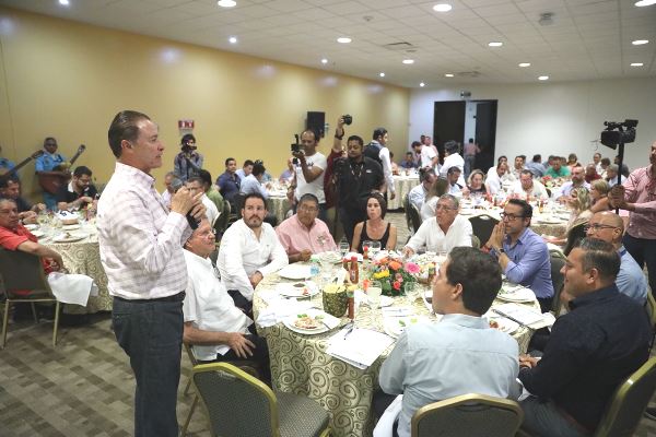 Canirac Entrega de Reconocimientoa Gobernador de Sinaloa Quirino Ordaz Coppel por Tianguis Turístico 2018 5