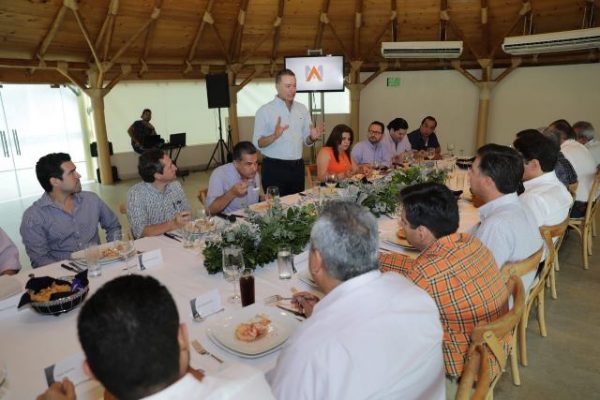 Quirino se reúne con empresarios de Guasave