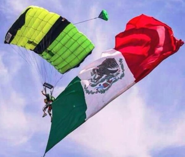 Héctor Estévez Salto Paracaidas con Bandera 2018