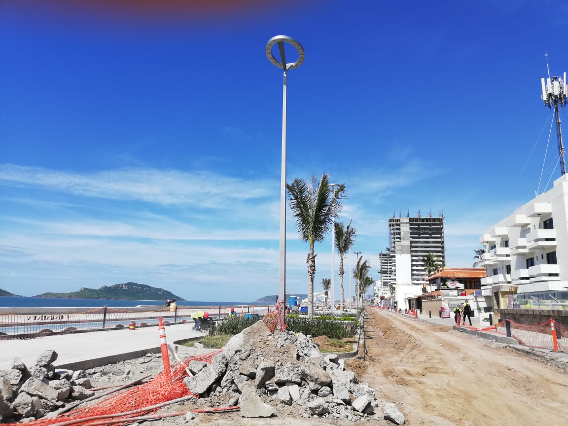 obra de pavimentación con concreto hidráulico y sustitución de drenaje en la Avenida del Mar Mazatlán