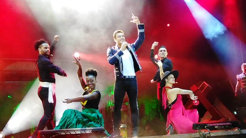 Carlos Rivera prende a su público mazatleco Carlos Rivera en Mazatlán 2018