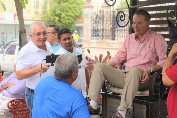 Quirino Ordaz Coppel en Plazuela República de Mazatlán con Turistas Agosto de 2019 1