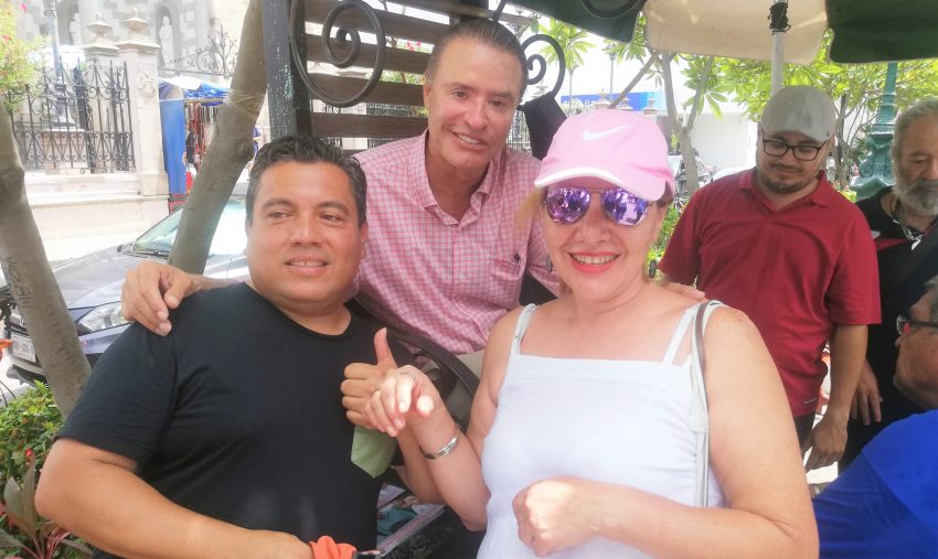 Quirino Ordaz Coppel en Plazuela República de Mazatlán con Turistas Agosto de 2019