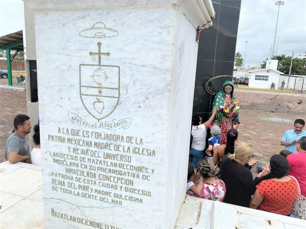 Cae la Virgen del la Puntilla con Tormenta Narda Mazatlán 2019 1