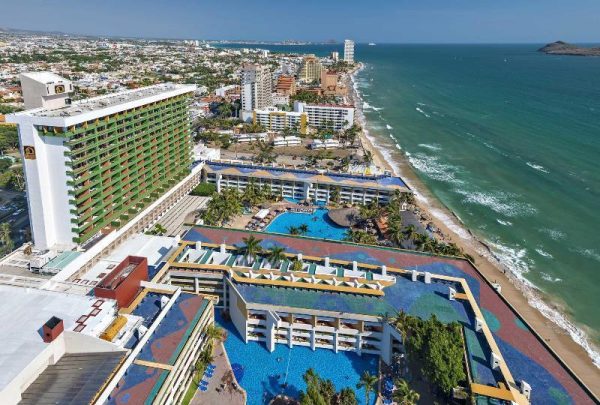 Lic Carlos Berdegue Premio Excelencia Turística 2019 Miguel Alemán El Cid Resorts