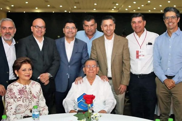 Ricardo Lizárraga Granados Reconocido Trayectoria EMrpesarial Café el Marino Coparmex Mazatlán 2019 (1)