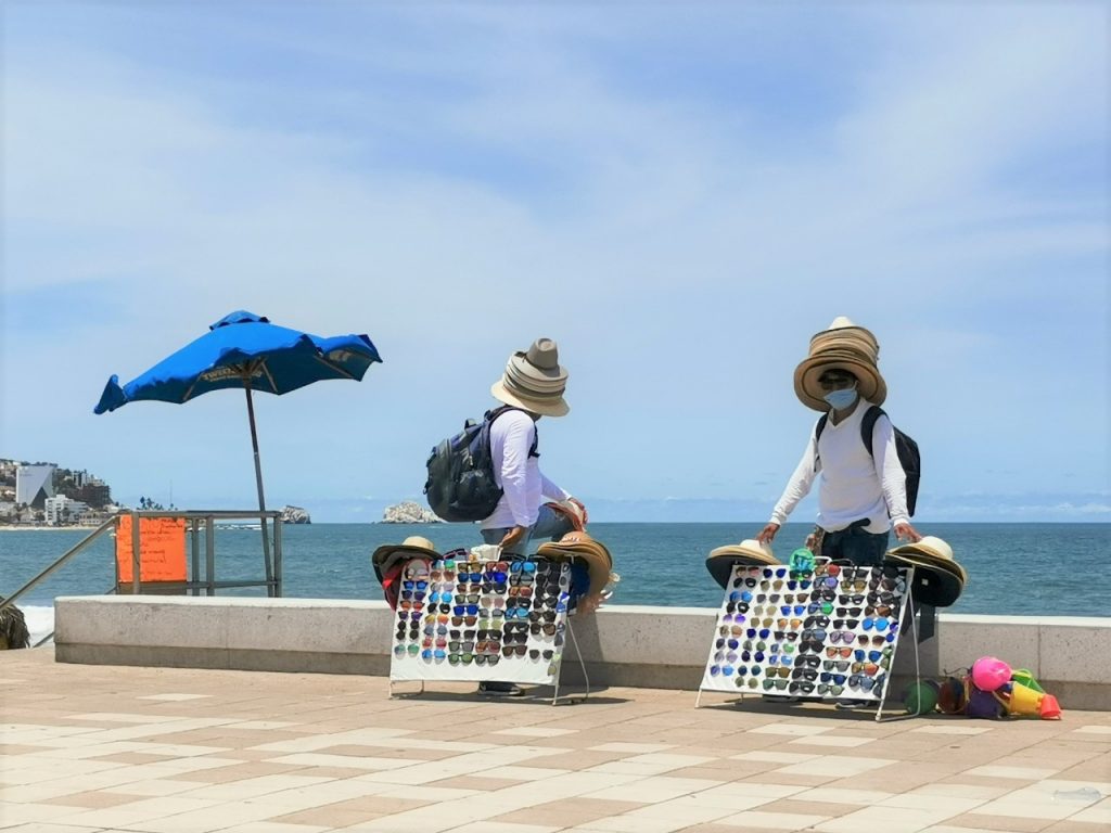 Vendedores Ambulantes en Playas de Mazatlán Reactivan su Economía Post Covid - 19 2020 4