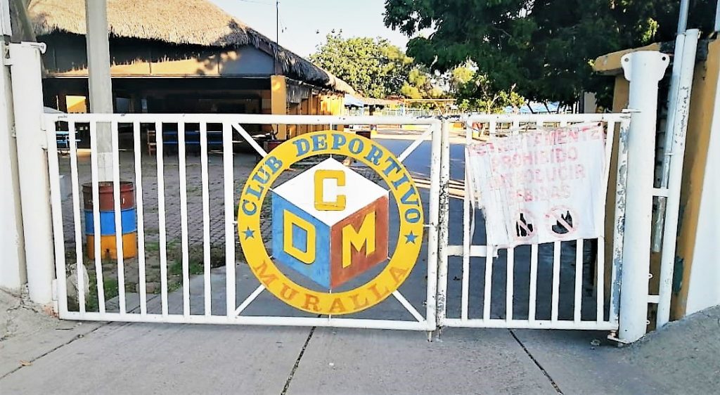 Mucho antes de que se le conociera como Unidad Deportiva “Juan E. Gavica Oropeza”, anteriormente le conocíamos como los campos del Muralla y, todavía muchos que conocimos esa unidad cuando solamente era un llano le seguimos diciendo los campos del Muralla.