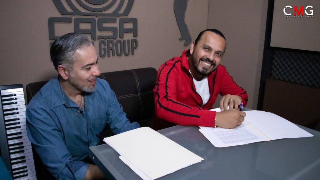 Oscar Gómez firma contrato con Casa Music Gruop, sorprende como compositor con su tema “Me rompiste el corazón”