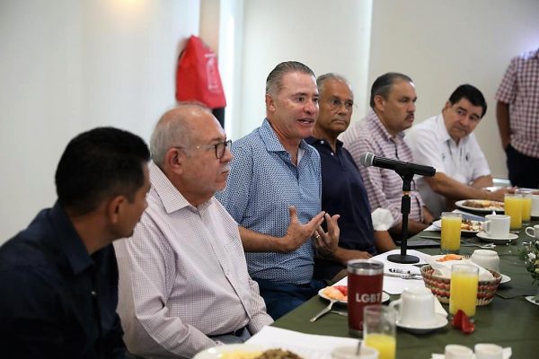 Quirino se reúne con empresarios y comerciantes del ramo turístico de la Zona Dorada de Mazatlán 2021 1