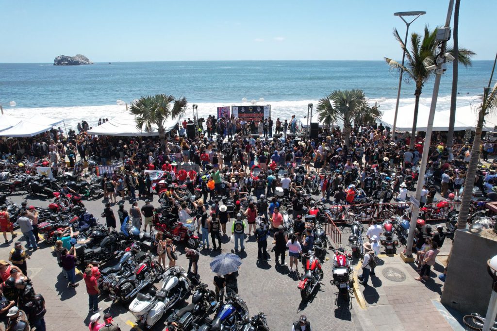 Olas Altas fue insuficiente para recibir tantas motociclistas durante Inaugura de la Semana de la Moto 2022 de Motoclub Olas Altas Gal (6)