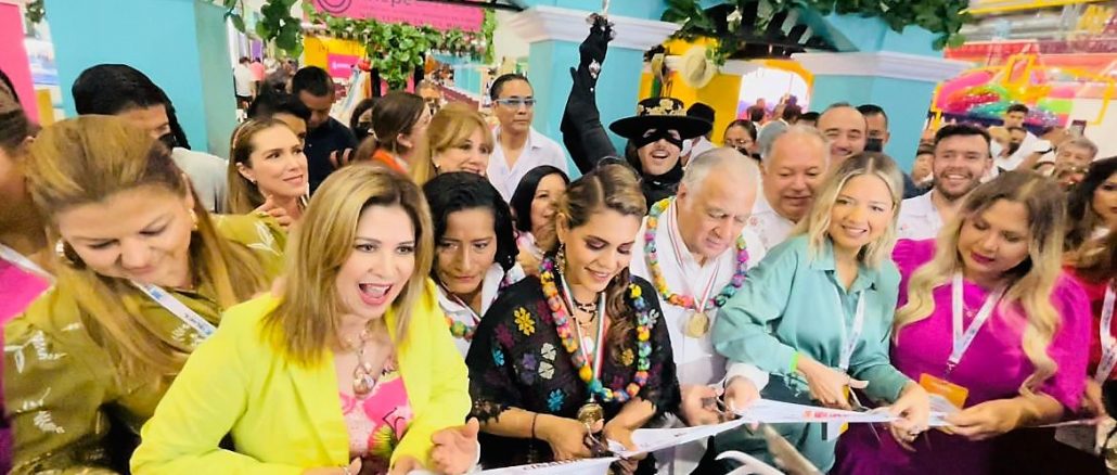 Inaugura Miguel Torruco Marqués secretario federal de turismo Stand de Sinaloa en el Tianguis Turístico de México 2022