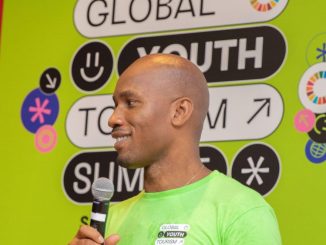 Didier Drogba Conecta el Deporte t el Turismo en la MasterClass de la Cumbre Mundial de Jóvenes Sobre Turismo 2022