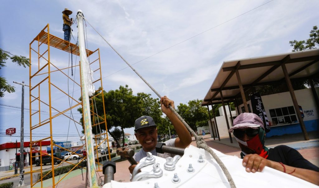 Gobierno de Mazatlán concilia reinstalación de velarias en Parque Lineal 2022 a
