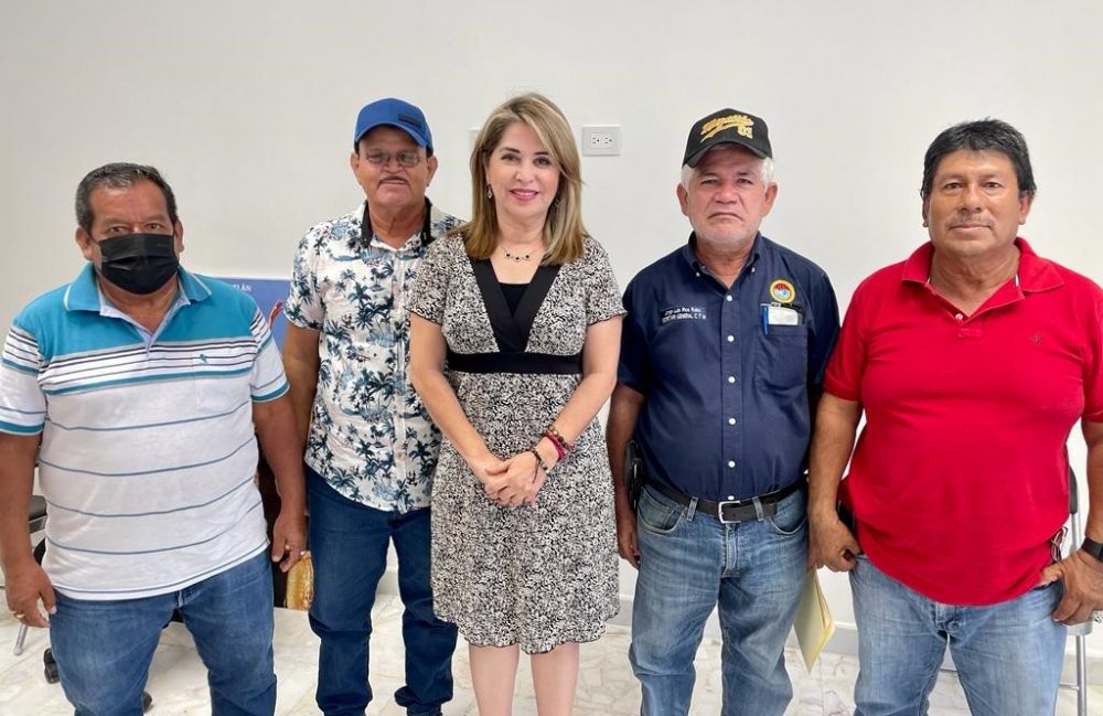 La Secretaria de Turismo de Sinaloa, Rosario Torres Noriega y dirigentes de los sindicatos de vendedores de playa, acordaron iniciar acciones para mejorar la imagen del malecón, el servicio y la atención al turista.