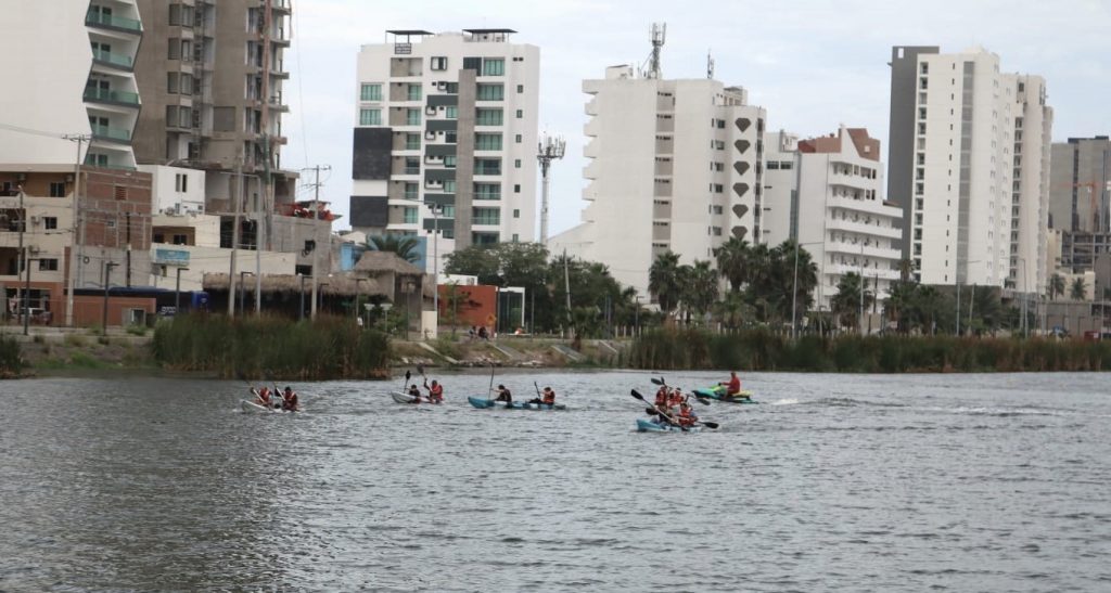 El Marco de su Primer Aniversario Parque Central celebra carrera de kayaks 2022