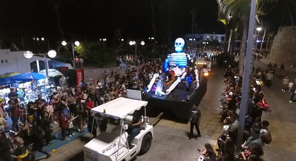 Miles de locales y visitantes Disfrutan del Desfile de Muertos en Mazatlán 2022