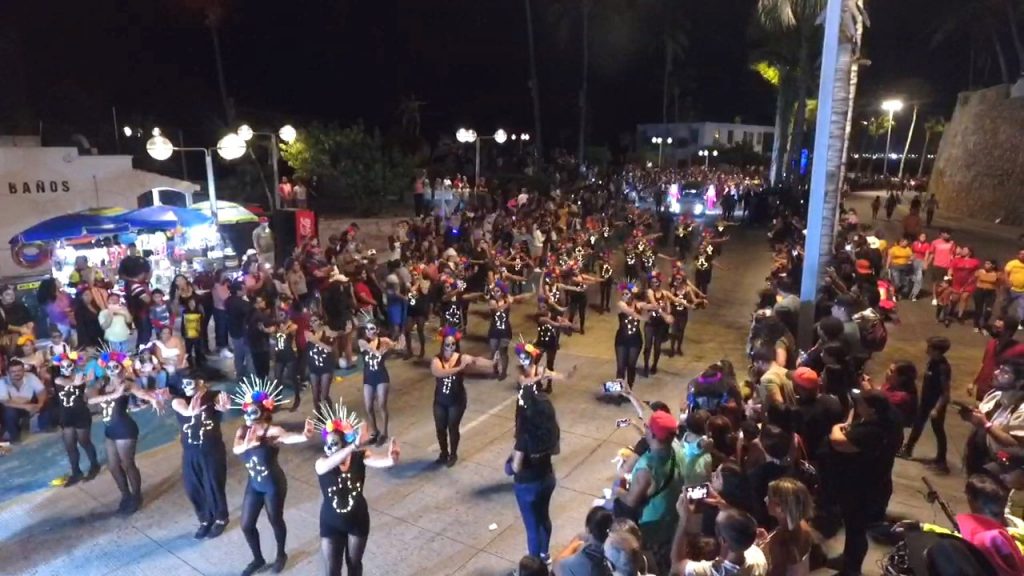 Miles de locales y visitantes Disfrutan del Desfile de Muertos en Mazatlán 2022 3