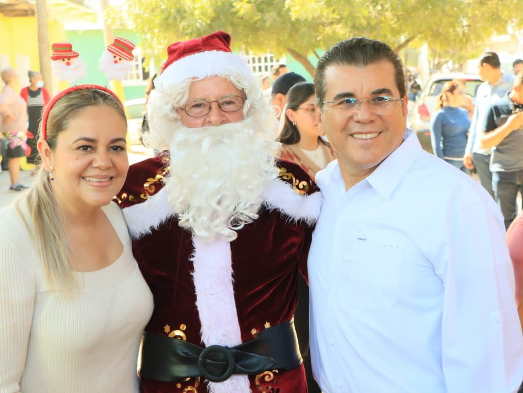 Gobierno Municipal y Sistema DIF entregan cenas navideñas a familias mazatlecas 2022 4