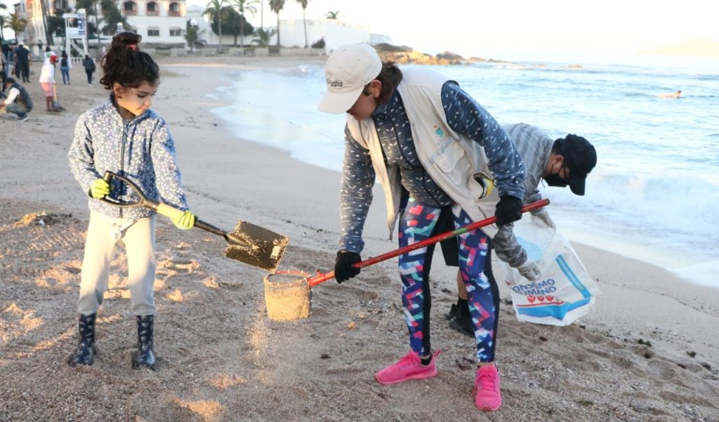 Gobierno Municipal inicia el año en defensa del medio ambiente con limpieza de playa 2022