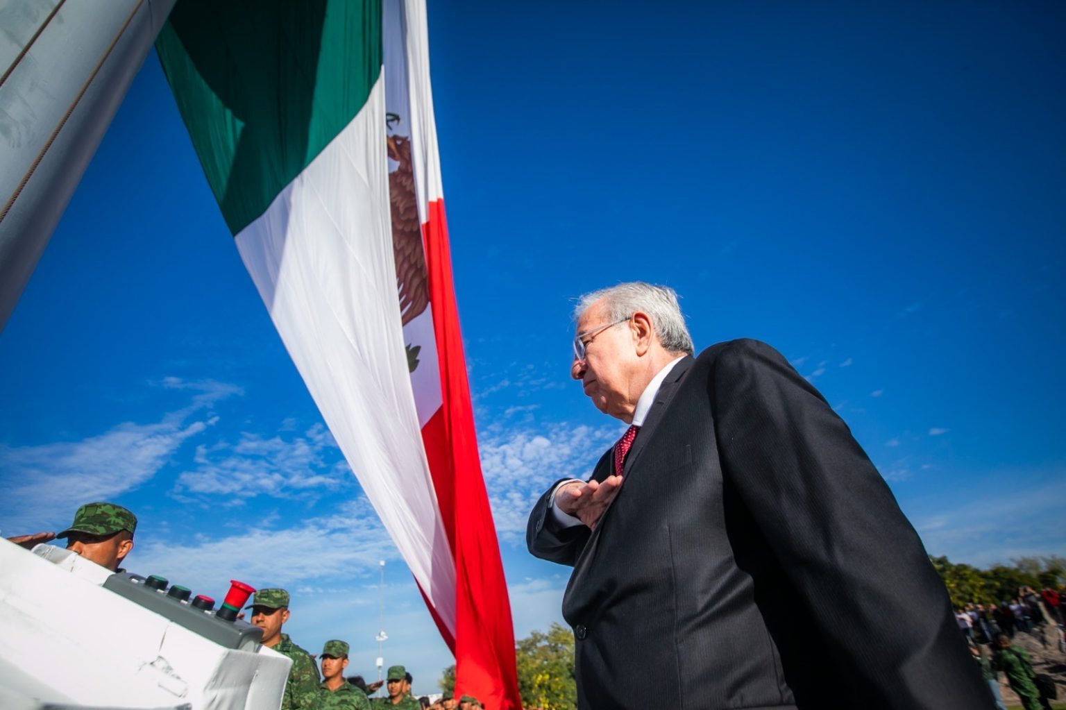 Encabeza Rocha ceremonia por el aniversario del Día de la Bandera