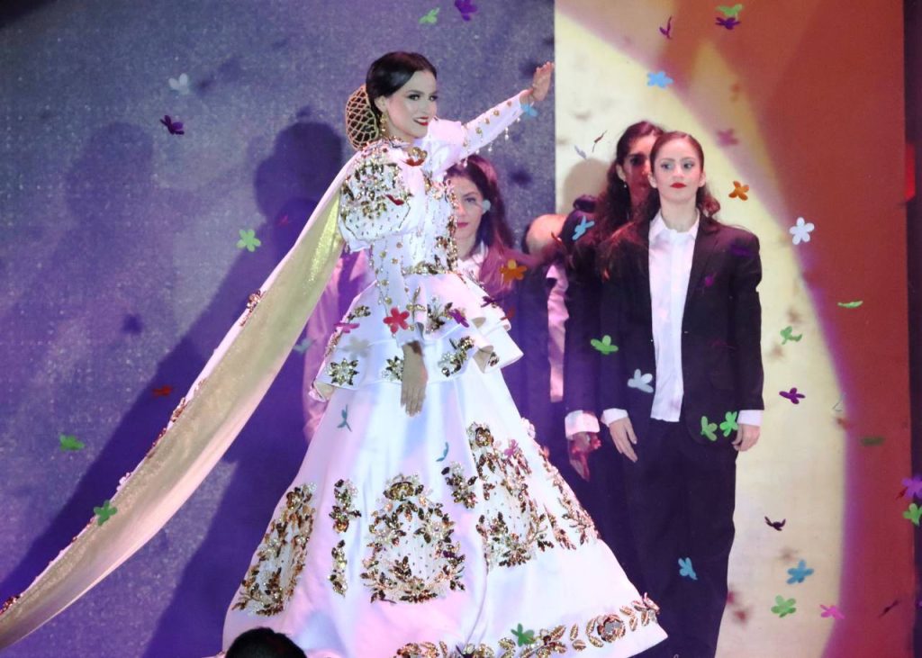 Gloria Gaynor brilla en la Coronación de Uma I como la Reina de los Juegos Florales del Carnaval Internacional de Mazatlán 2023 1