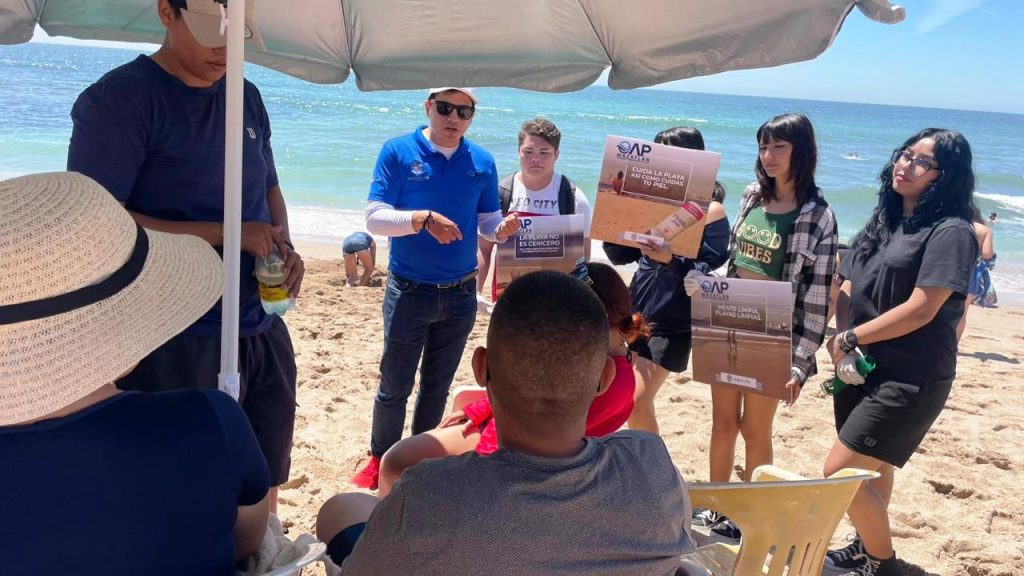 Alumnos de Conalep viven su Semana Santa con Operadora de Playas concientizando sobre el cuidado de playas 2023