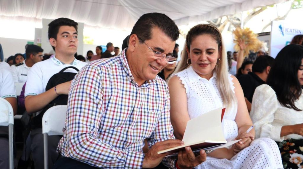 Con la Feria del Libro de Cobaes-Mazatlán se vive en la Plazuela República una fiesta literaria 2023