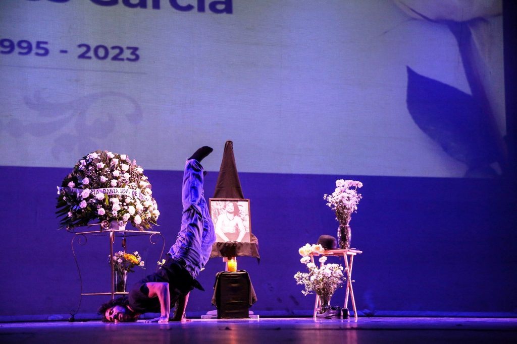 Con lágrimas, cantos y danzas, artistas dicen adiós al bailarín Max Corrales 2023 1