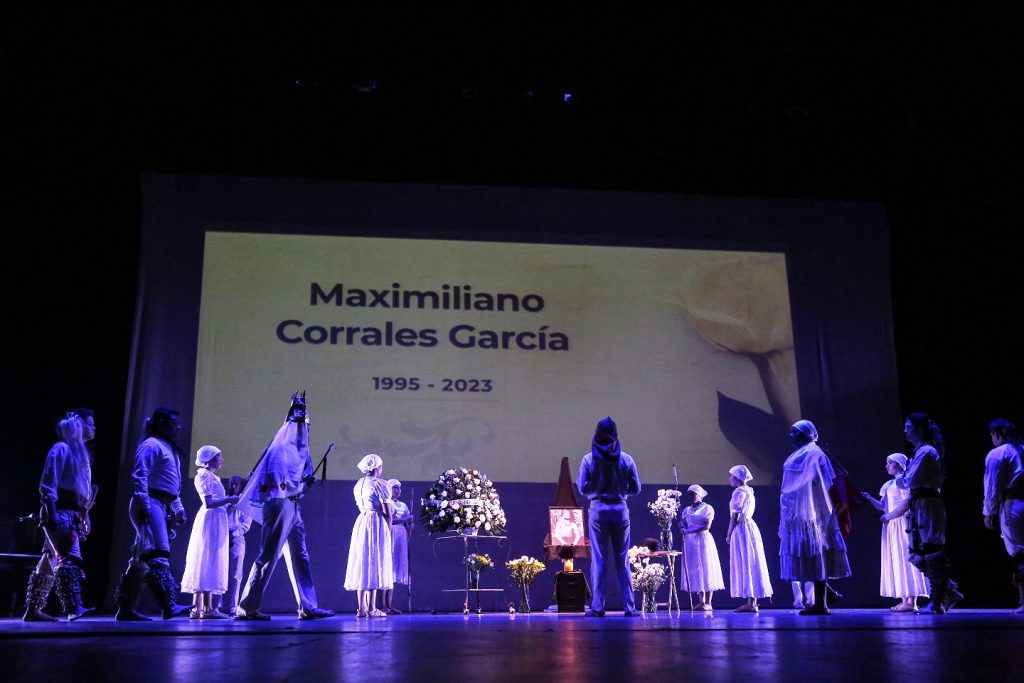 Con lágrimas, cantos y danzas, artistas dicen adiós al bailarín Max Corrales 2023 3