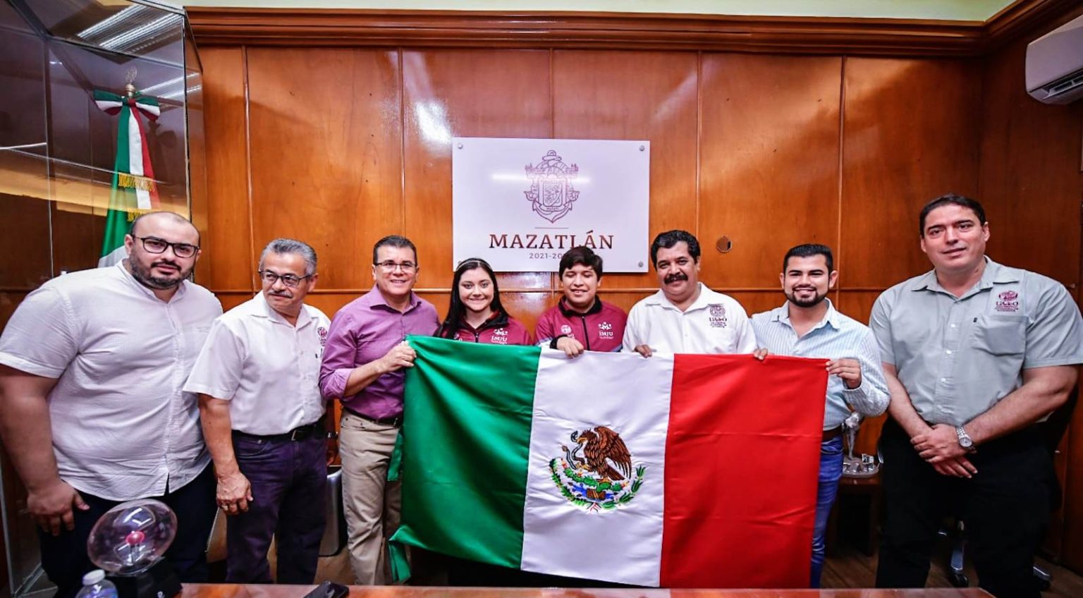 Abandera Alcalde Edgar González a equipo mazatleco que participará en Infomatrix 2023, en Chile