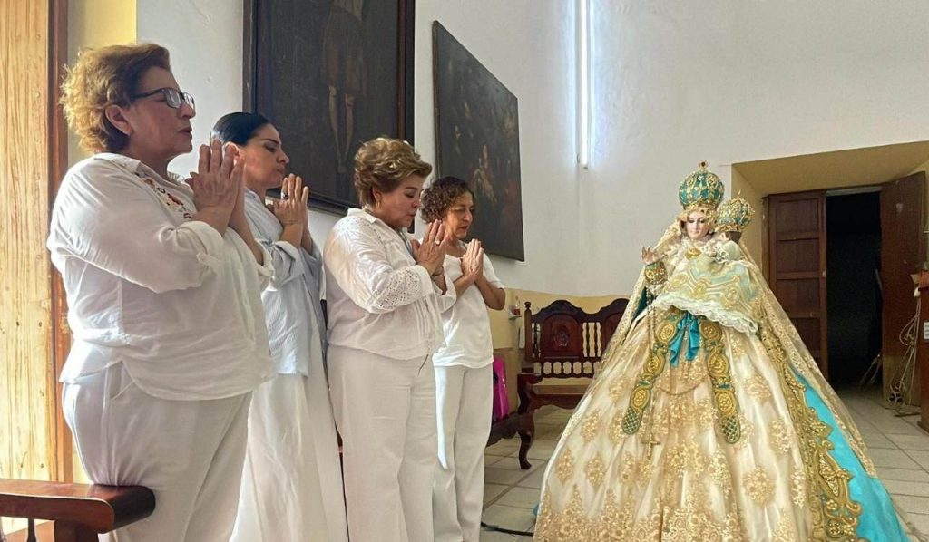 Familia Rivera Valenzuela Donante Vestuario de la Virgen del Rosario Sinaloa México 2023