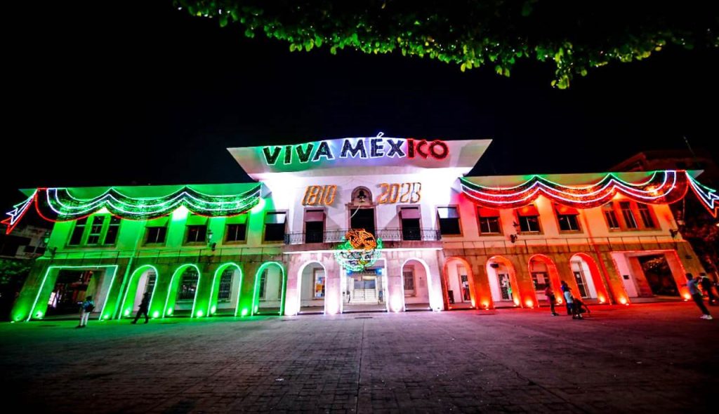 Palacio Municipal de Mazatlán se ilumina con los colores patrios 2023