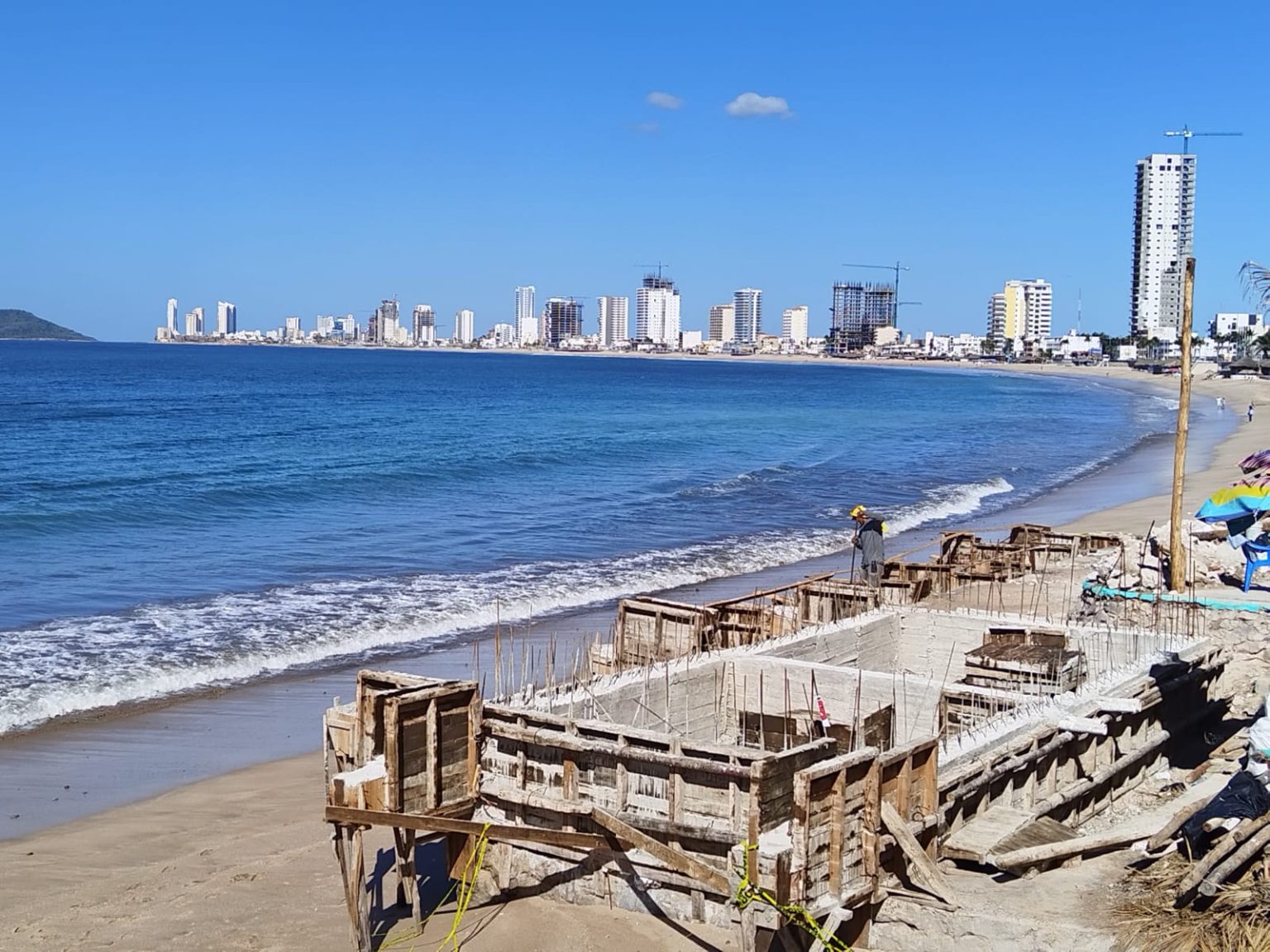 Regidores respaldan acciones del Gobierno de Mazatlán por suspensión y demolición de obra en la playa.
