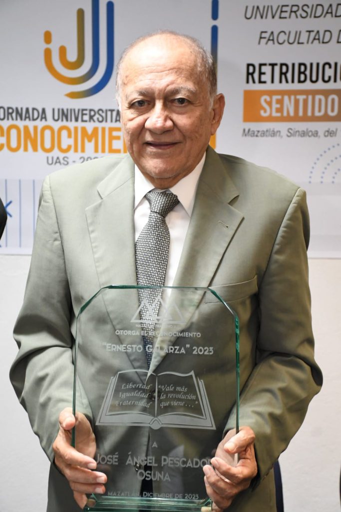 Reconocen trayectoria del maestro José Ángel Pescador Osuna UAS FACISO 2023 1