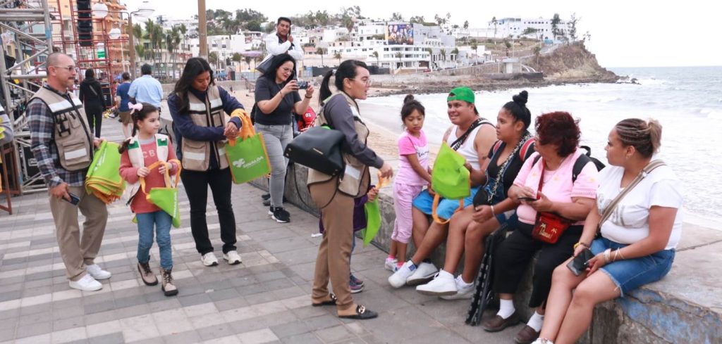 Ecología Mazatlán invita a locales y visitantes a no tirar basura durante Carnaval.jpg